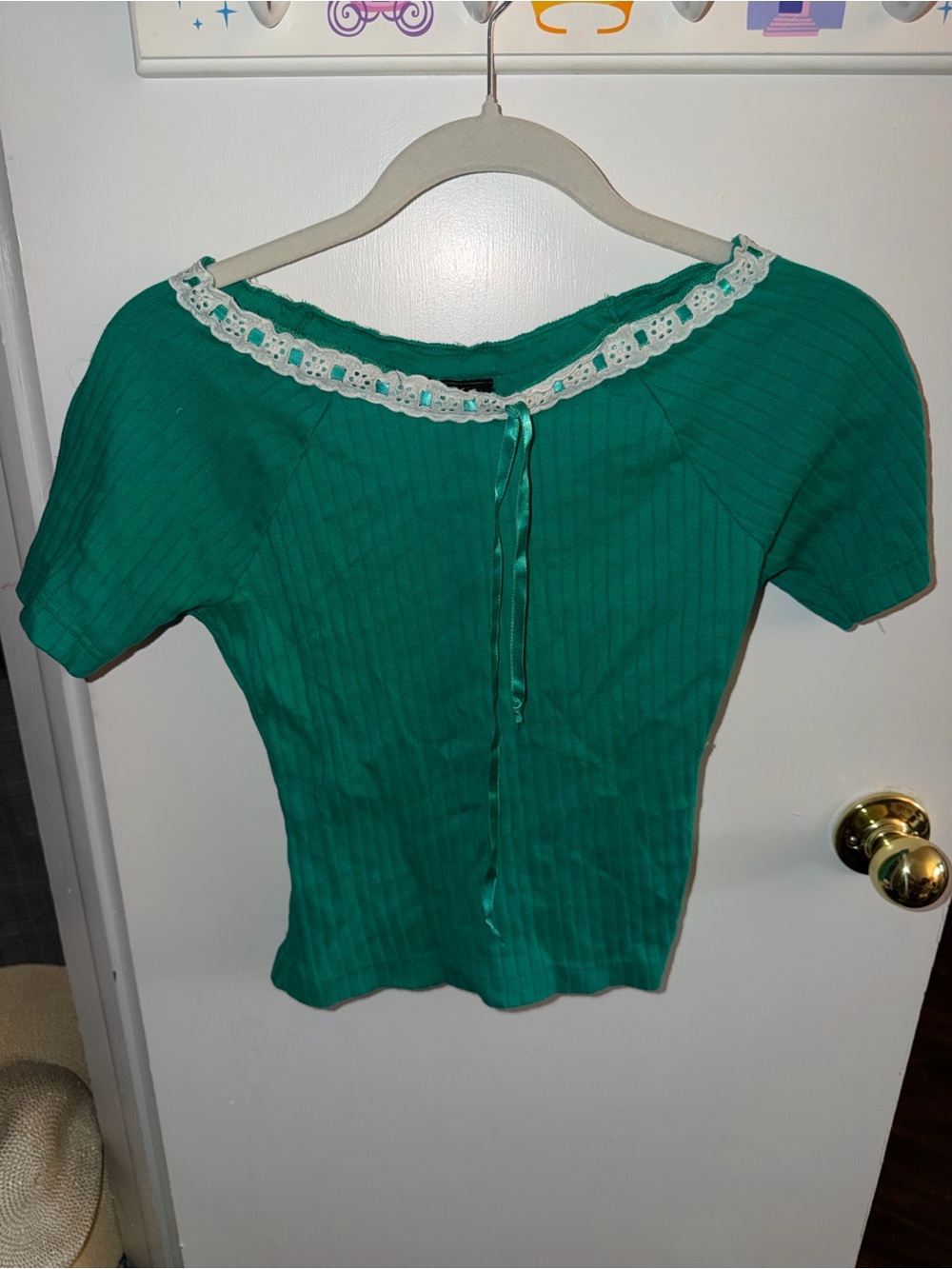 Vintage Green Ribbed Short-Sleeve Crop Top with Cream Lace Trim